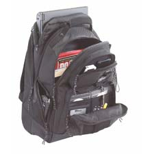 Mochila negra con múltiples compartimentos, abierta, mostrando el contenido.