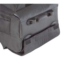Un primer plano de una bolsa negra con bolsillos y un asa sobre un fondo blanco.