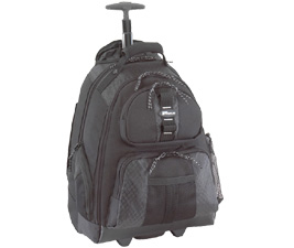 Mochila negra con ruedas y múltiples bolsillos, un asa y un asa retráctil.