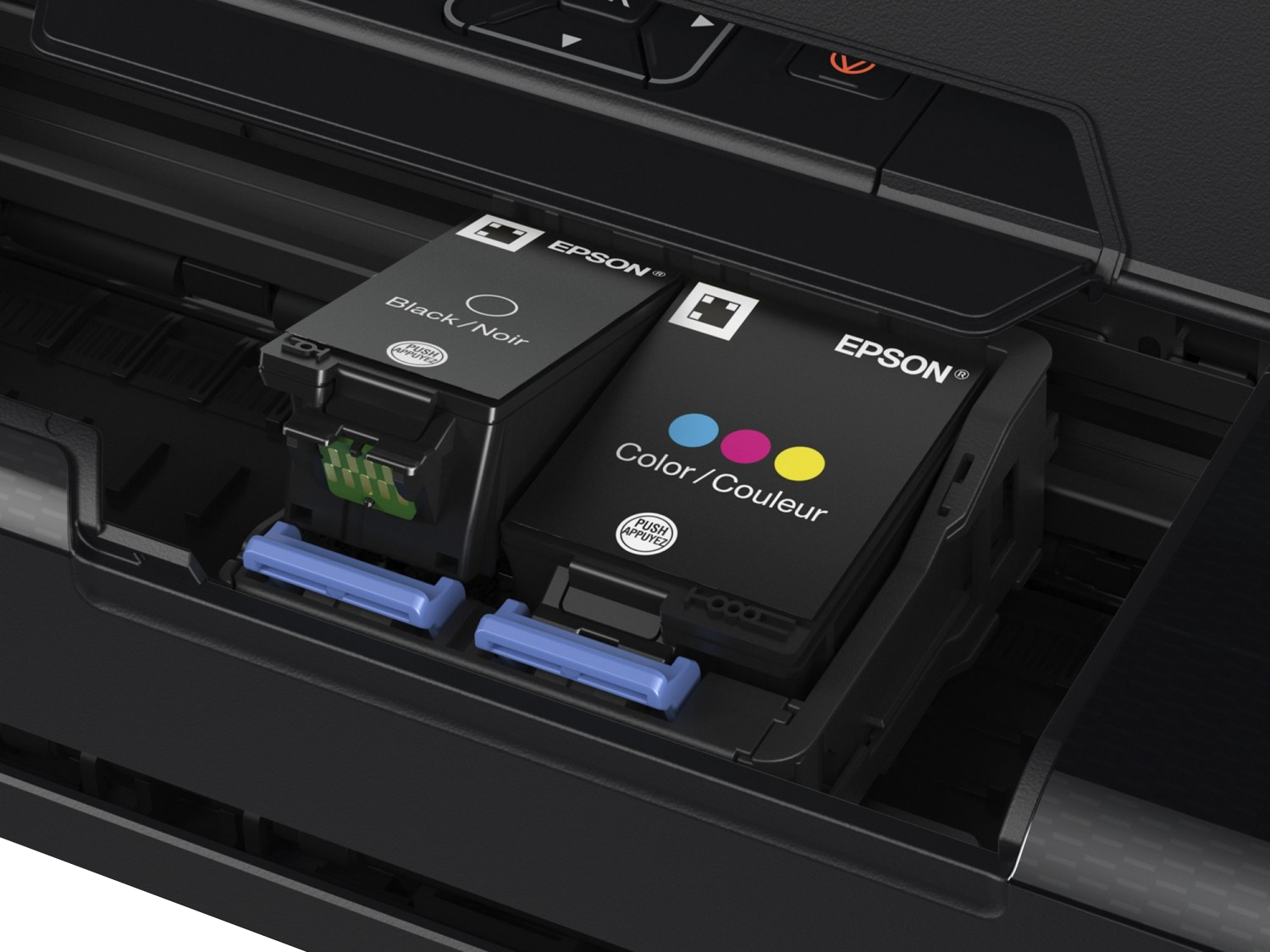 Egy Epson nyomtató tintapatronjainak közeli képe a tartókban.