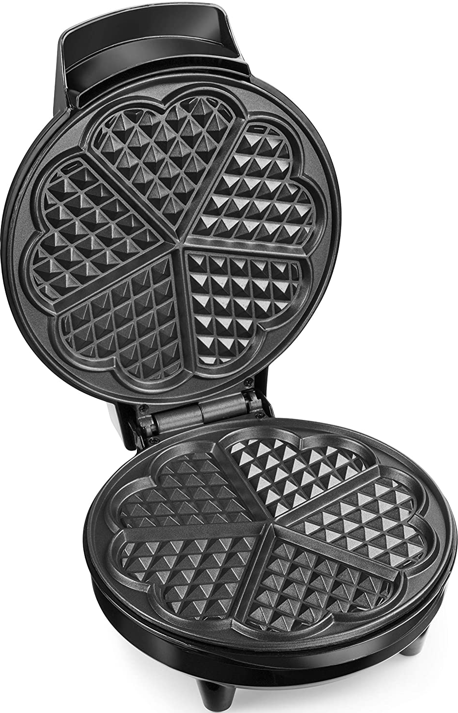 Geöffnete schwarze Waffeleisen mit herzförmigen Formen. Es ist auf weißem Hintergrund.