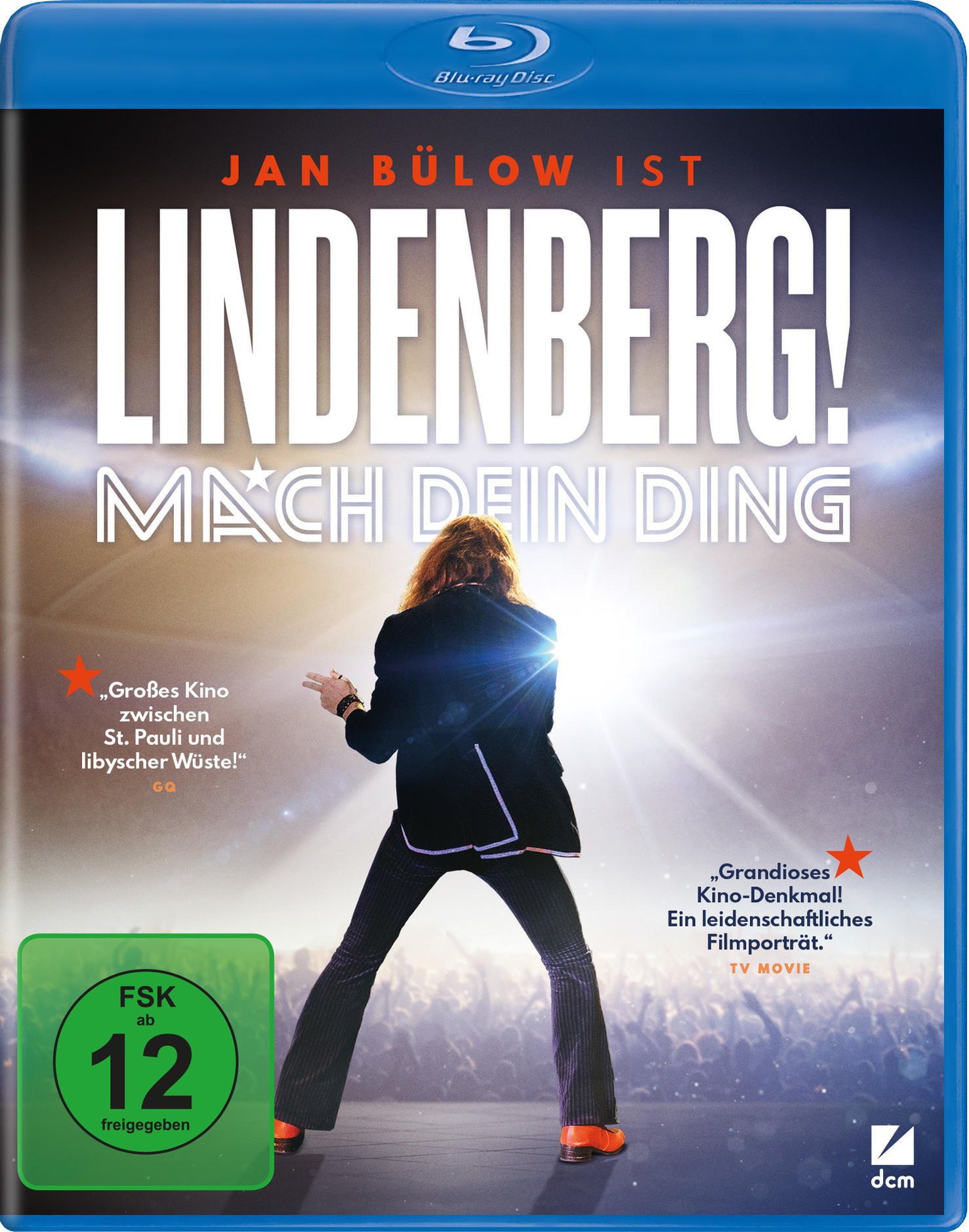 Filmcover: Mann auf der Bühne, Titel LINDENBERG! MACH DEIN DING. Blauer Hintergrund, Band im Hintergrund.