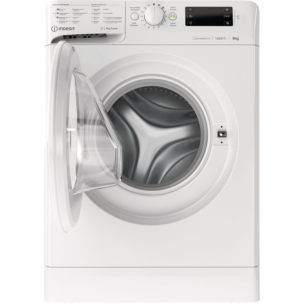 Una lavadora Indesit blanca con la puerta abierta, vista frontal.