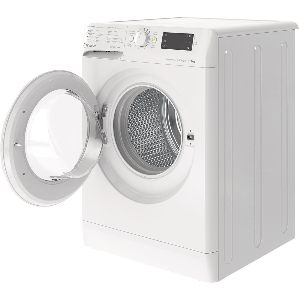 Una lavadora Indesit blanca con la puerta abierta, mostrando el tambor.