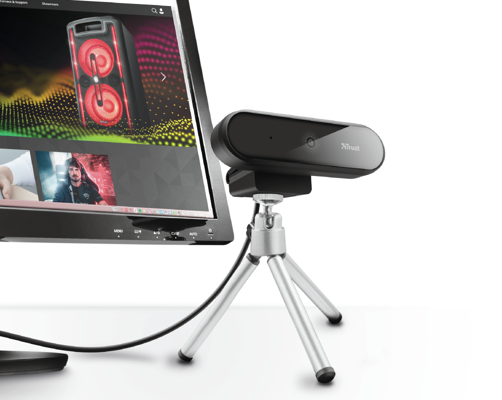 Cámara web en trípode, frente a un monitor mostrando un altavoz.