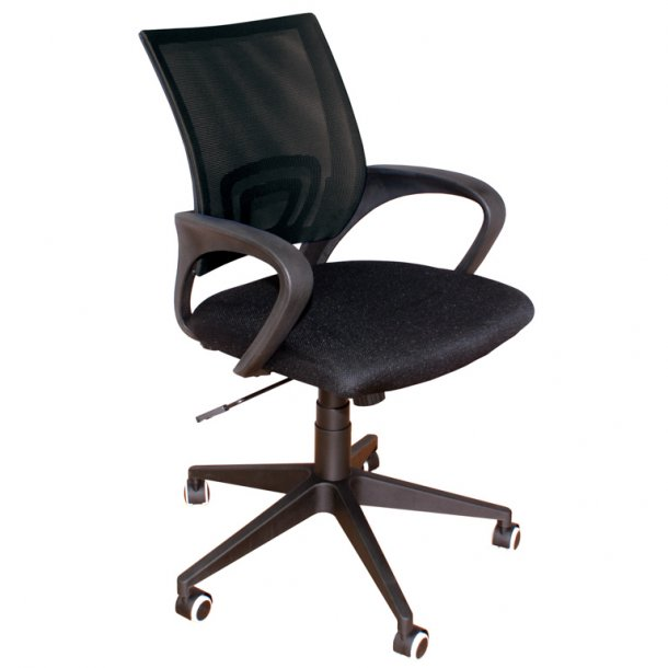 Silla de oficina negra con respaldo de malla, reposabrazos y base de cinco ruedas.