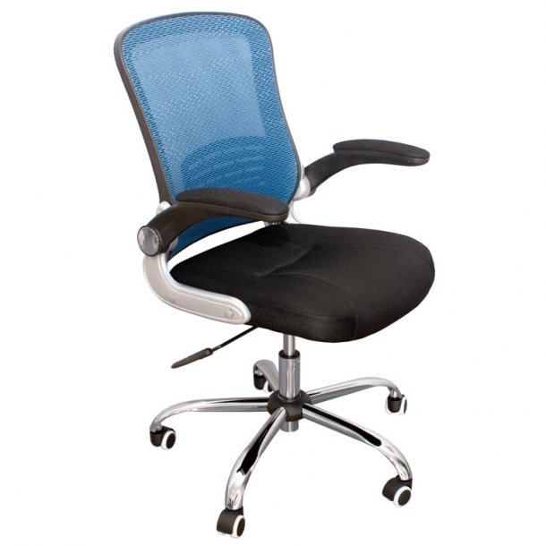 Silla de oficina con respaldo de malla azul, asiento negro, apoyabrazos y base cromada con ruedas.