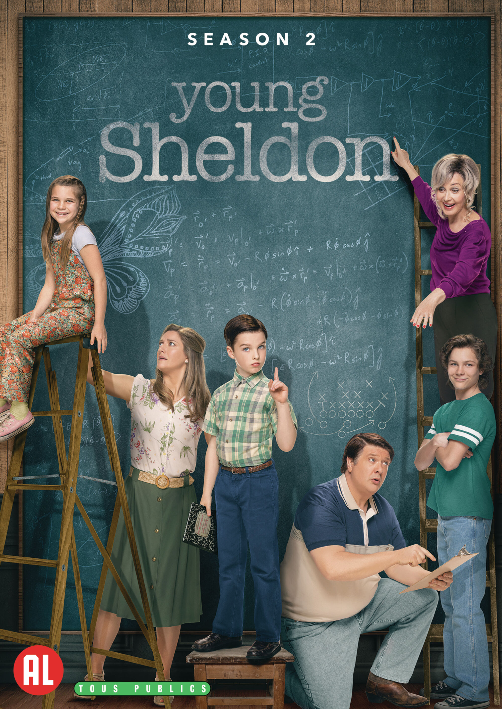La distribution de Young Sheldon pose devant un tableau noir. Le texte de la saison 2 est en haut.
