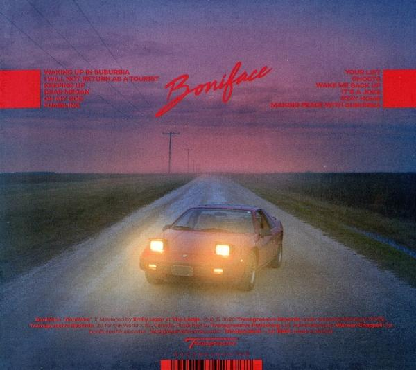 Albumhoes: Auto op de weg. Tekst boven en aan de zijkant.
