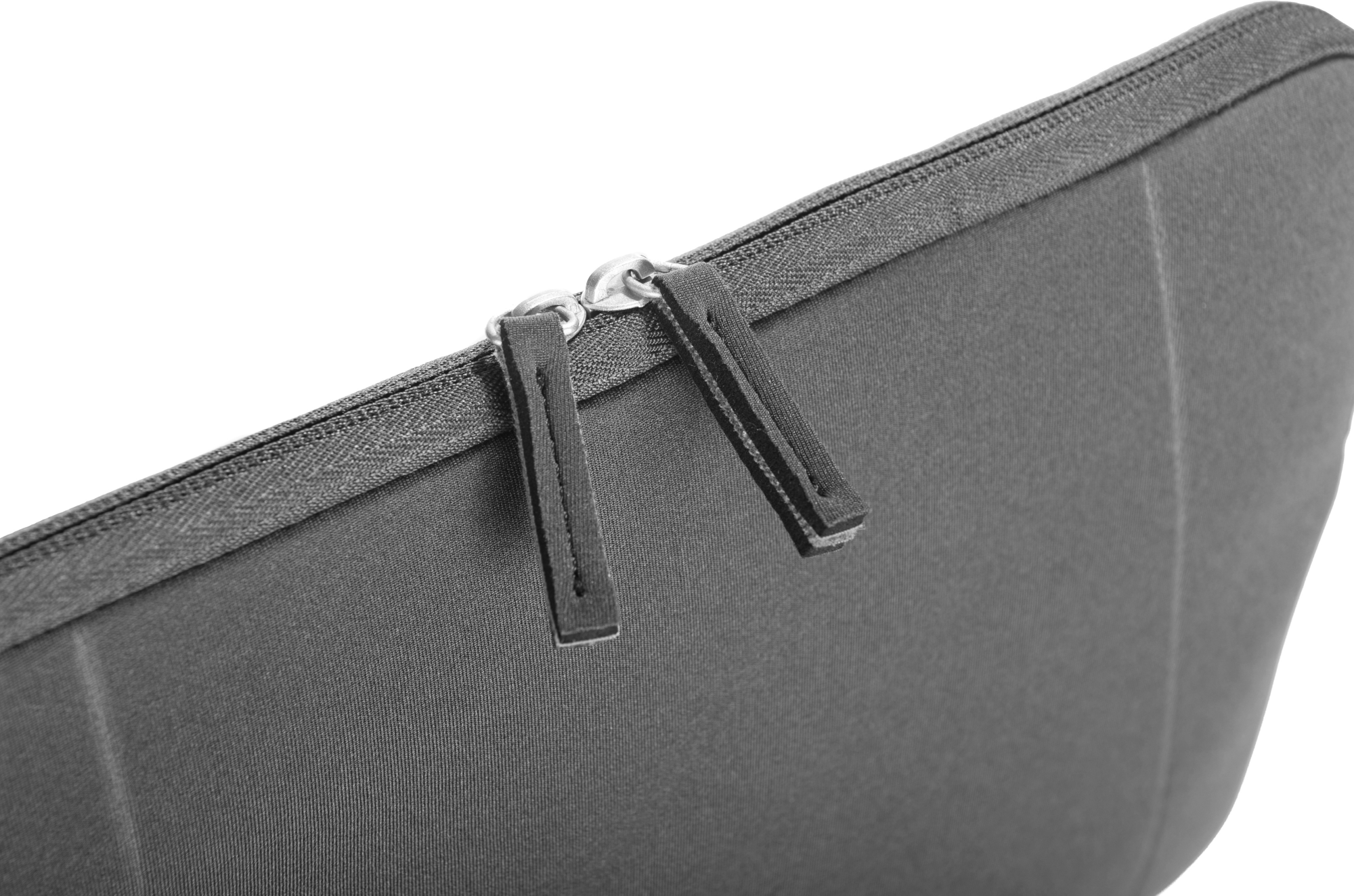 Nahaufnahme einer schwarzen Laptoptasche mit Reißverschluss und zwei Zuglaschen.