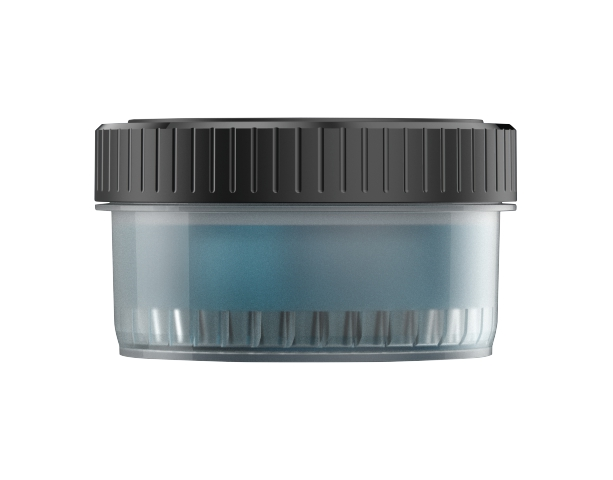 Ein Glas mit blauer Flüssigkeit darin.