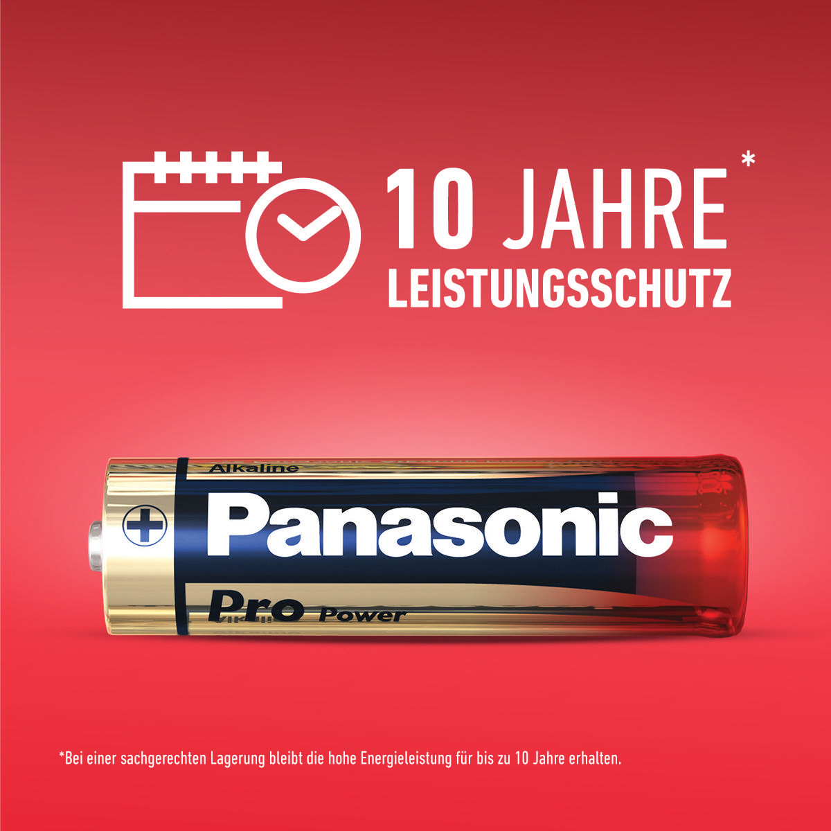 Eine Panasonic-Batterie auf rotem Hintergrund mit Text '10 Jahre Leistungsschutz' und Kalendersymbol.