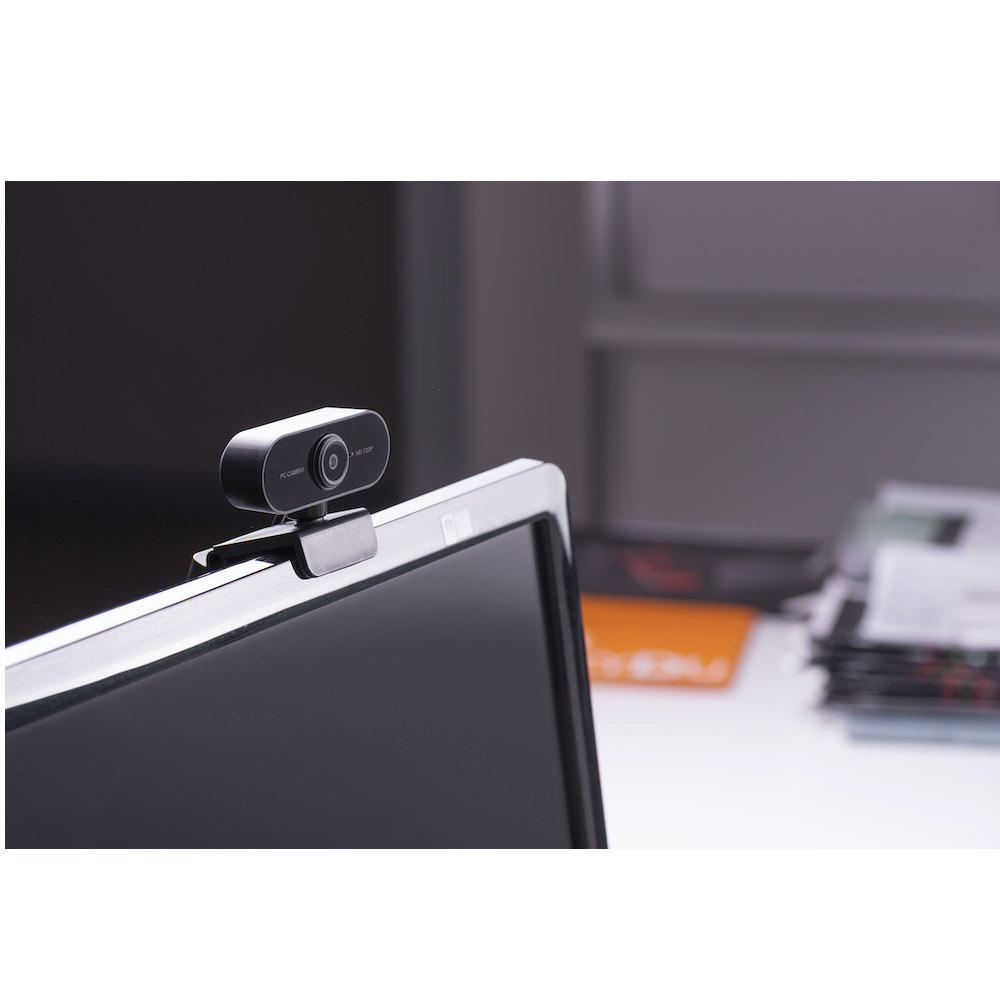 Webcam oben auf einem Computermonitor montiert, mit unscharfem Hintergrund.