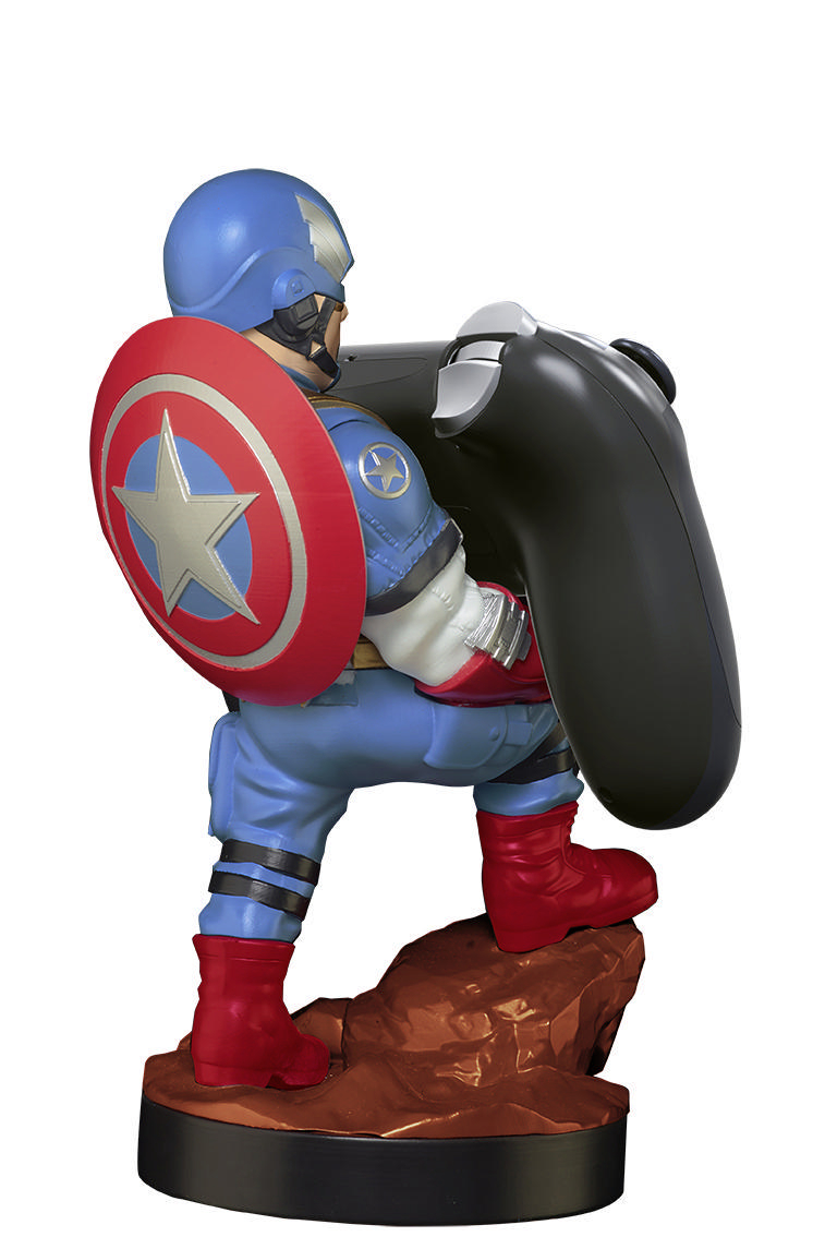 Captain America-Figur mit schwarzem Controller. Das Schild ist links.