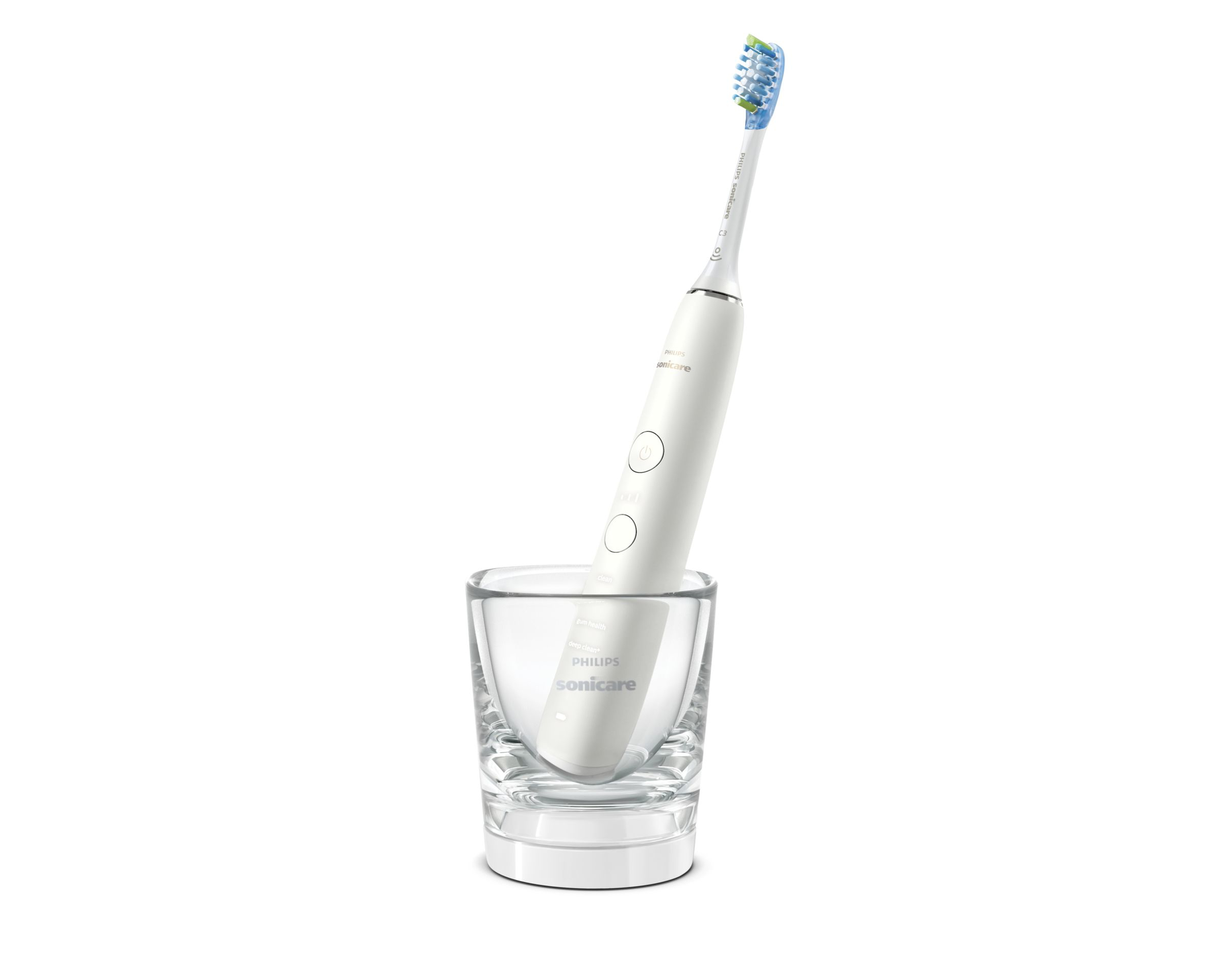 Weiße elektrische Zahnbürste in einem Glas, vor weißem Hintergrund.