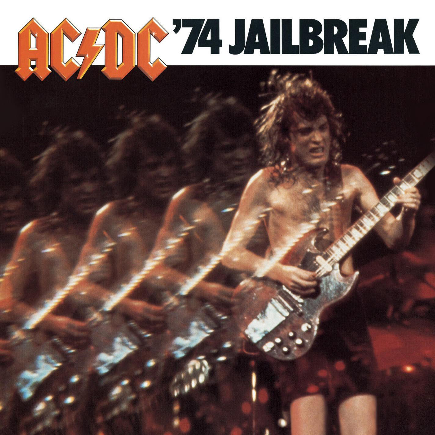 AC/DC '74 Jailbreak Albumcover. Mann spielt Gitarre mit verschwommenen Bandmitgliedern dahinter.