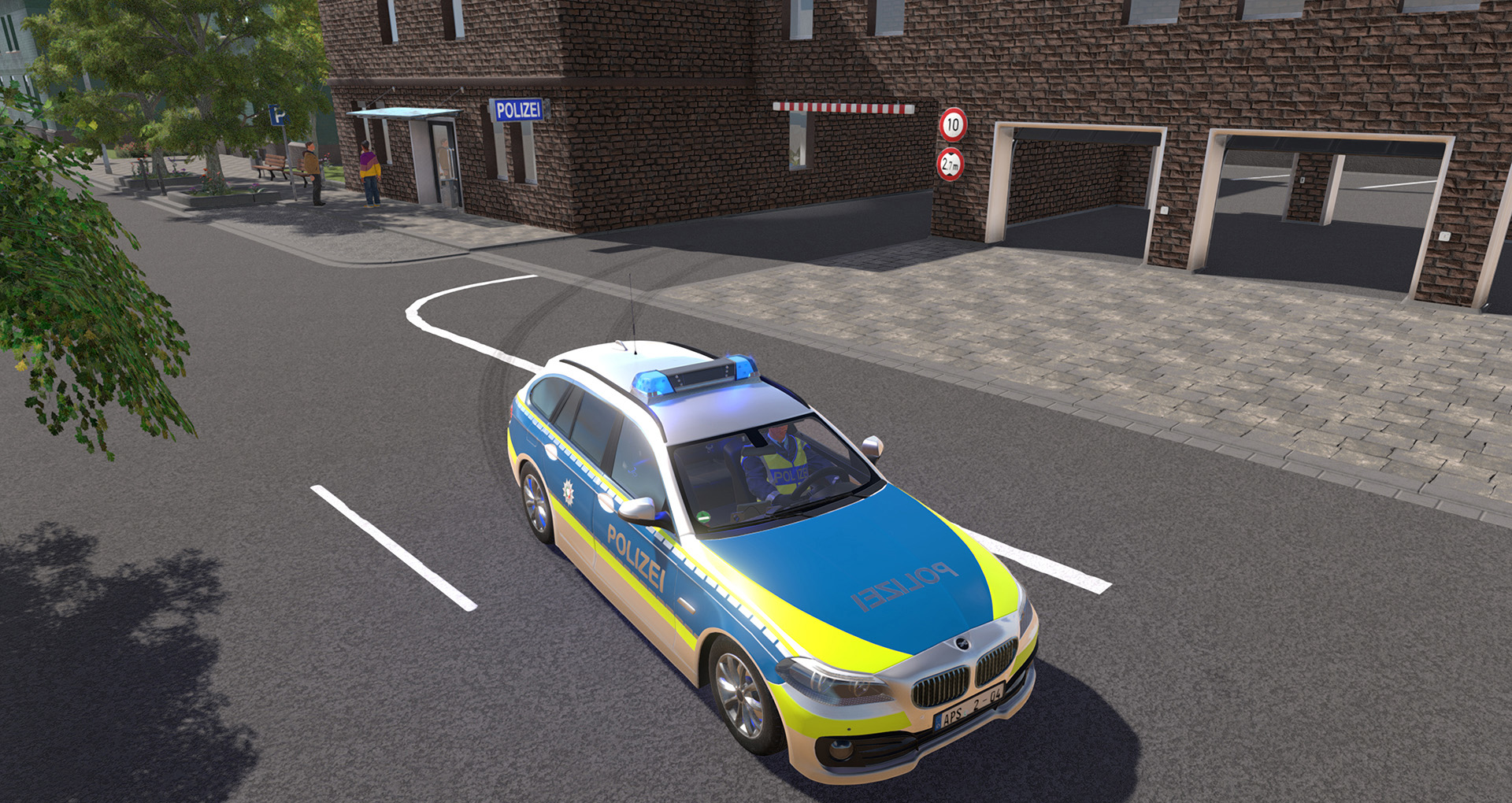 Ein Polizeiauto, das eine Straße an einem Gebäude mit einem Schild entlangfährt.