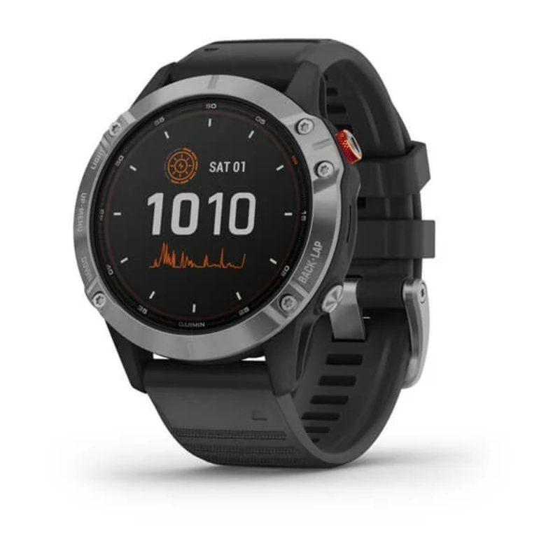 Un smartwatch Garmin negro muestra la hora, 10:10, y un gráfico de frecuencia cardíaca. El reloj tiene un bisel plateado y una correa negra.