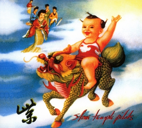 Albumhoes, Stone Temple Pilots. Baby rijdt op een draak, mensen op de achtergrond. Chinese tekst.