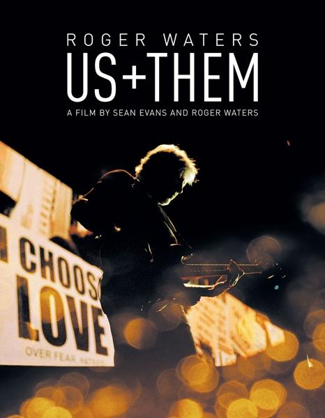 Roger Waters 'Us + Them' című filmjének posztere. Waters gitározik, a háttérben a tömeg.