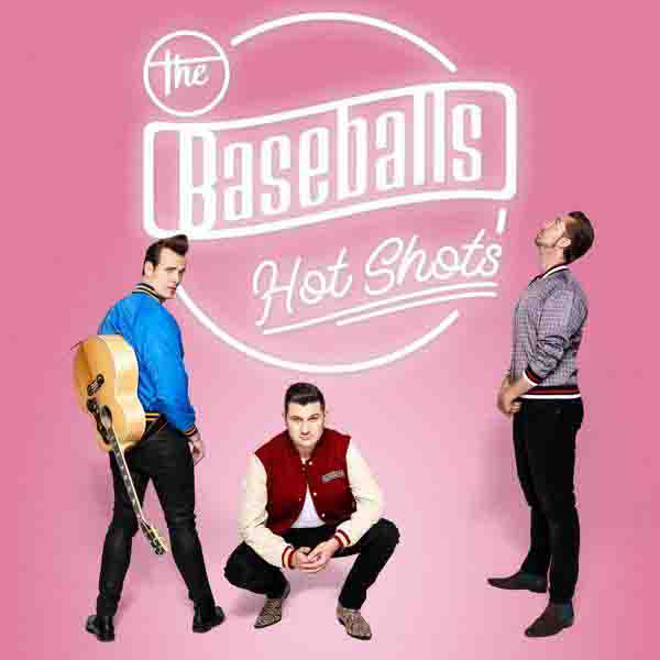 Albumcover: The Baseballs, Hot Shots! Drei Männer in Retro-Outfits. Pinker Hintergrund, weißes kreisförmiges Logo.