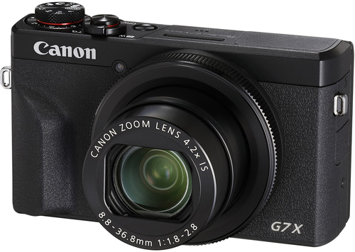 Fekete Canon G7X digitális fényképezőgép zoomobjektívvel és vezérlőtárcsákkal.
