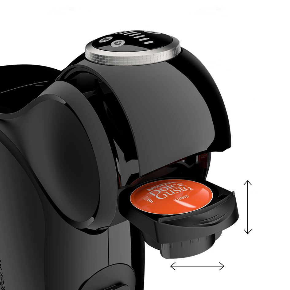 Zwarte Dolce Gusto koffiemachine met oranje koffiepad in de open lade.