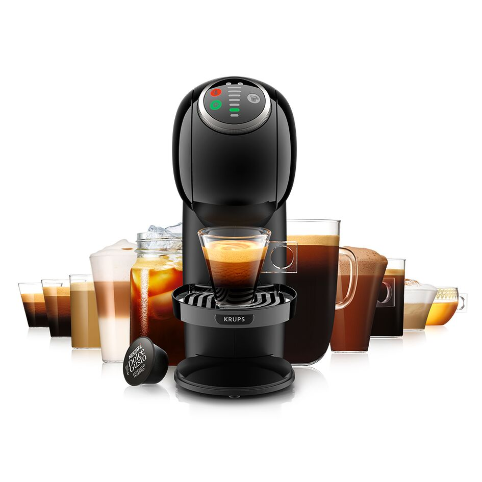 Een zwarte Krups Dolce Gusto koffiemachine met koffiekopjes en capsules.
