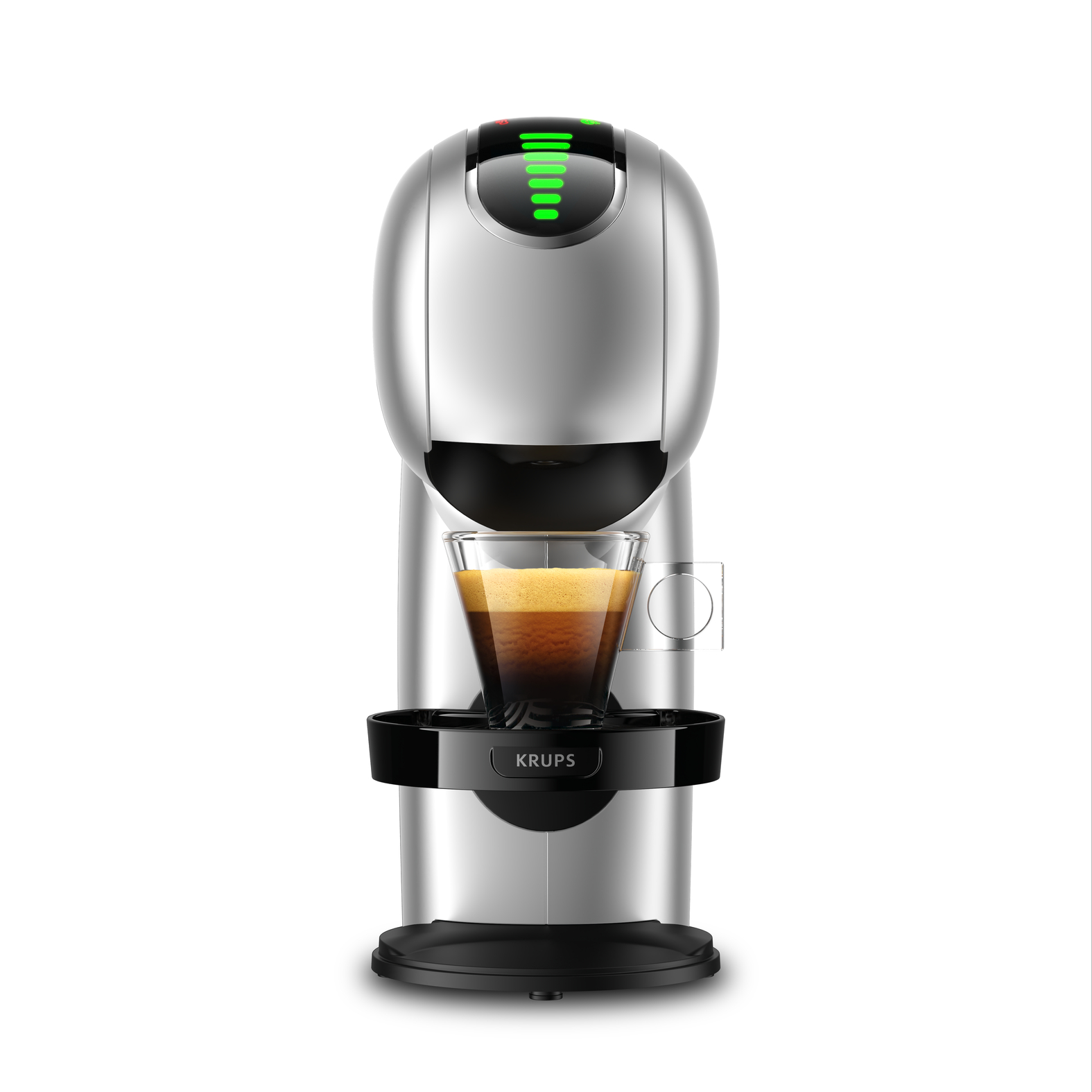 Een zilveren koffiezetapparaat met een glas koffie, op een zwart dienblad, op een witte achtergrond.