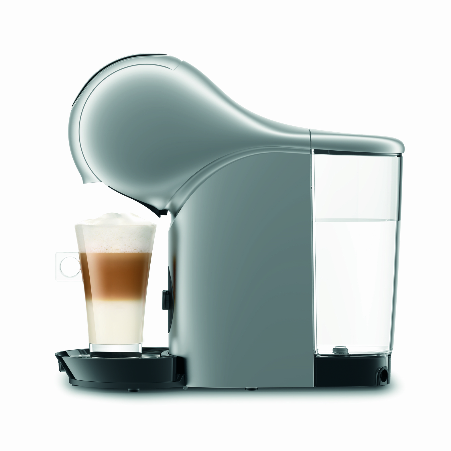 Een zilverkleurige koffiemachine met een latte in een glas, op een witte achtergrond.