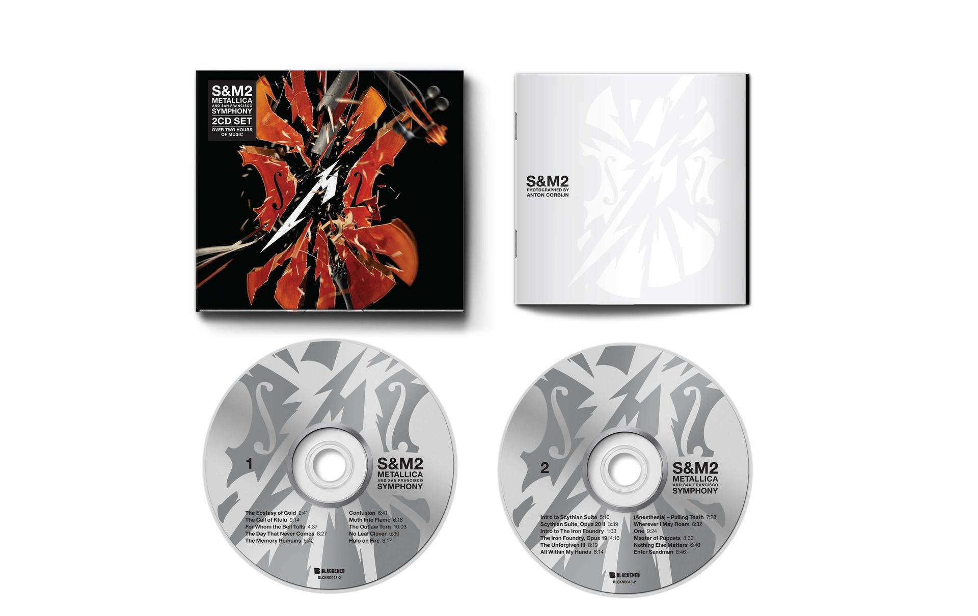 Coffret CD ; pochette d'album, livret et deux CD. La pochette a un art abstrait rouge. Les CD sont argentés.