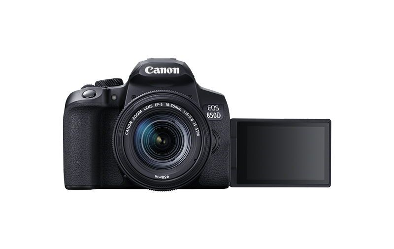 Una cámara Canon con su pantalla abierta, cuerpo negro, sobre fondo negro.