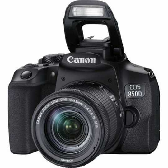 Cámara Canon EOS 850D negra, con lente y flash. Fondo blanco.