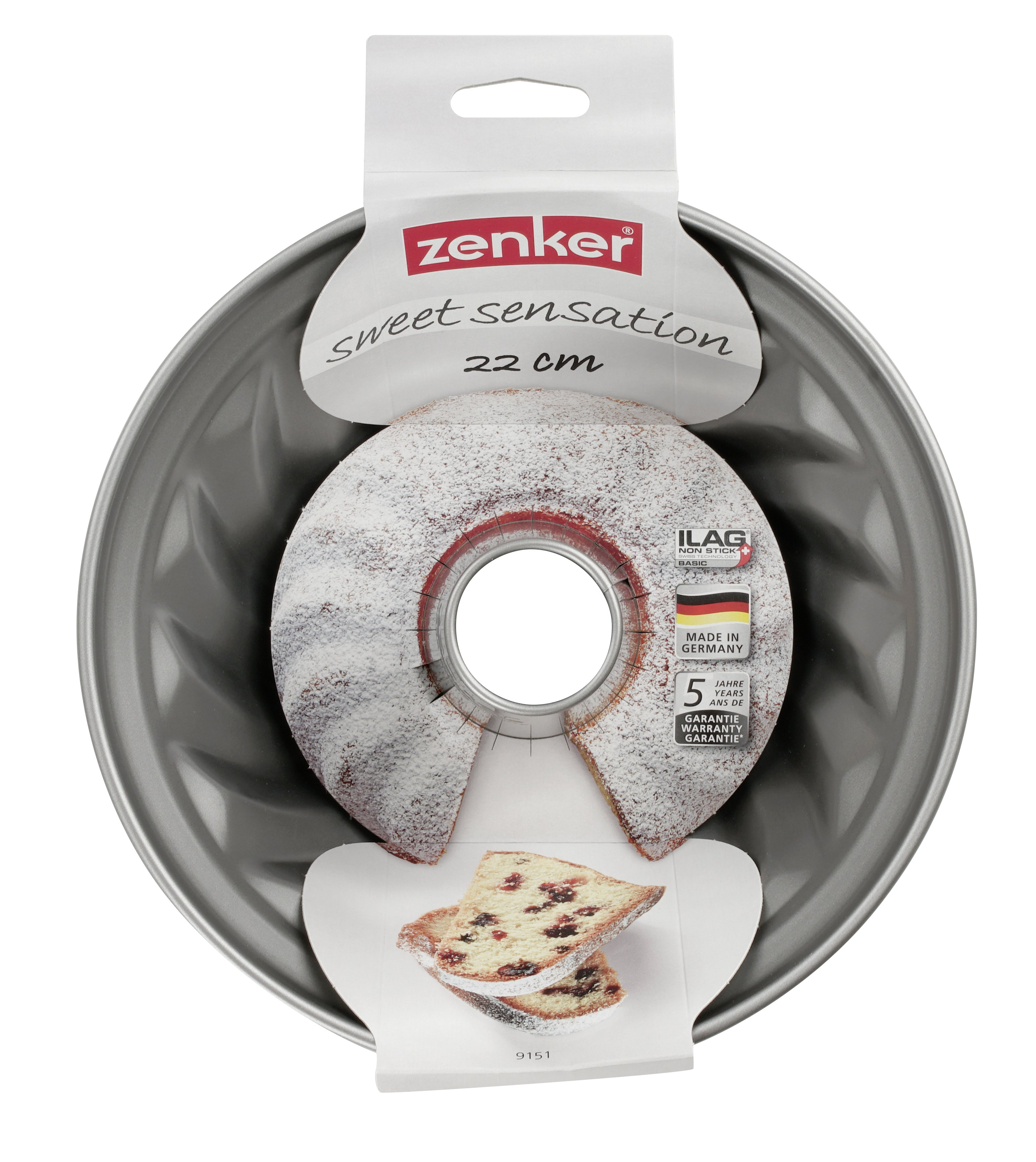 Gugelhupf in einer Metallform mit einem herausgeschnittenen Stück, mit Verpackung und Text.