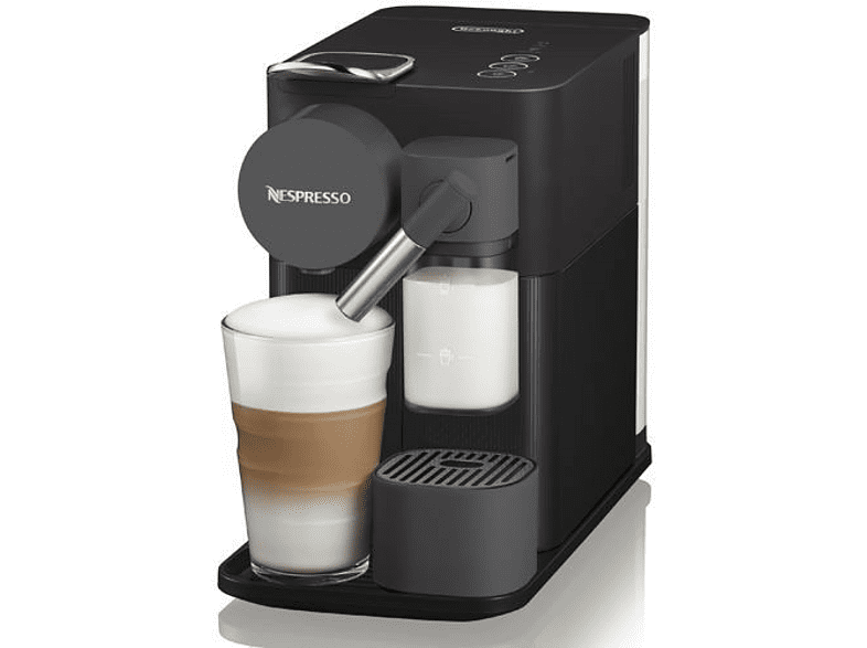 Una cafetera Nespresso negra con un vaso de café y espumador de leche. Fondo negro.