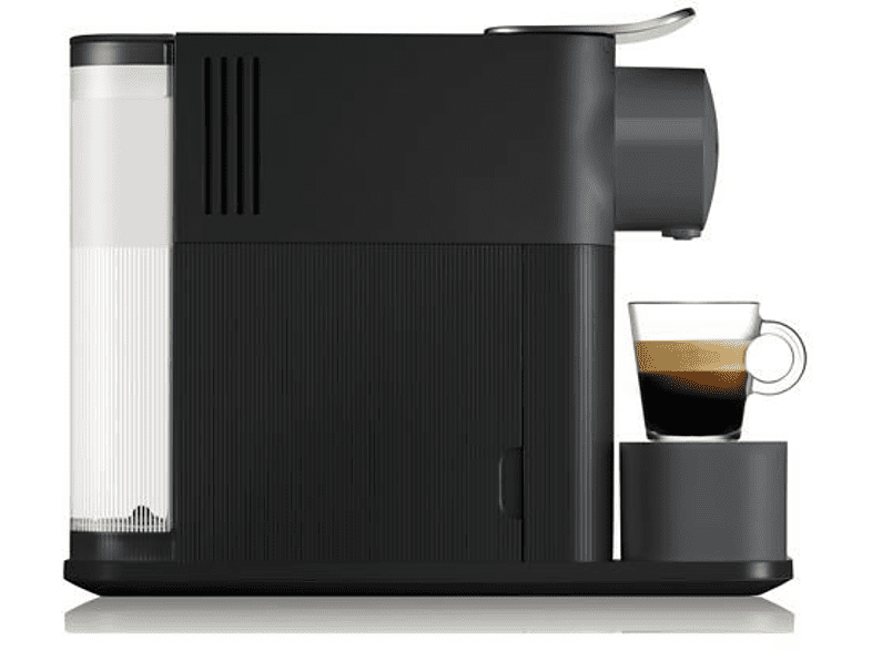 Cafetera Nespresso negra con una taza de espresso en una bandeja.