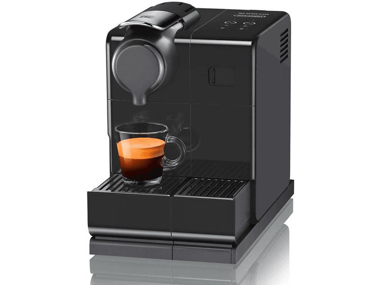 Máquina Nespresso negra con taza de café. Vapor subiendo del café.