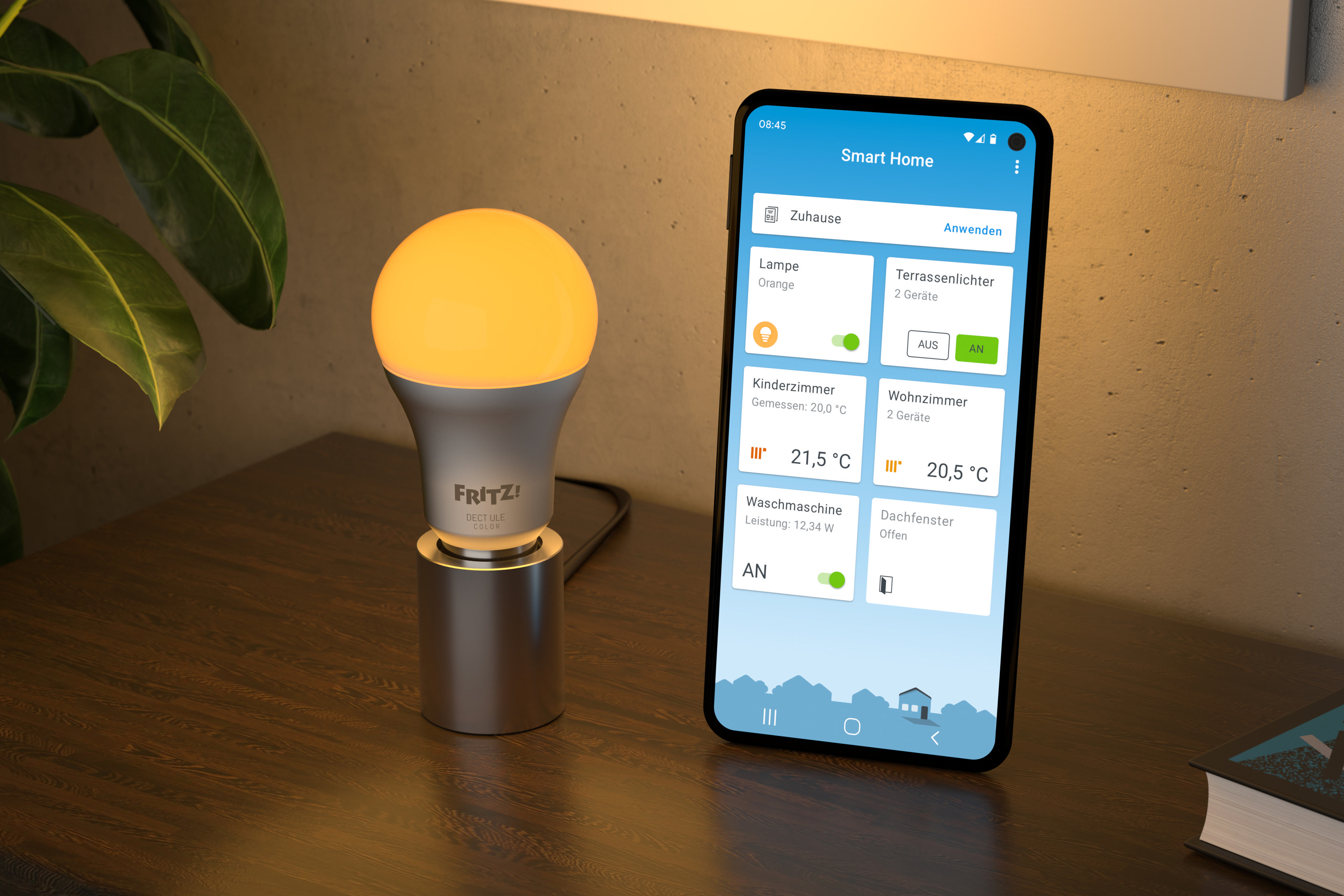 Smart Home-Setup mit Lampe, Smartphone mit Home-Control-App und einem Holztisch.