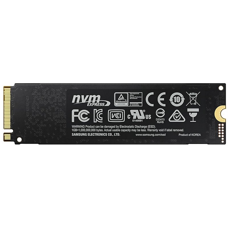 SSD NVMe negra con varios logotipos y advertencias. Conector dorado a la derecha.
