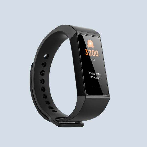 Pulsera de actividad negra mostrando objetivo diario logrado en pantalla.