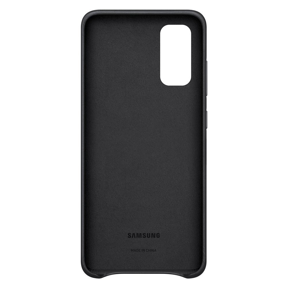 Fekete telefontok kamerakivágással és Samsung logóval, fehér háttéren.