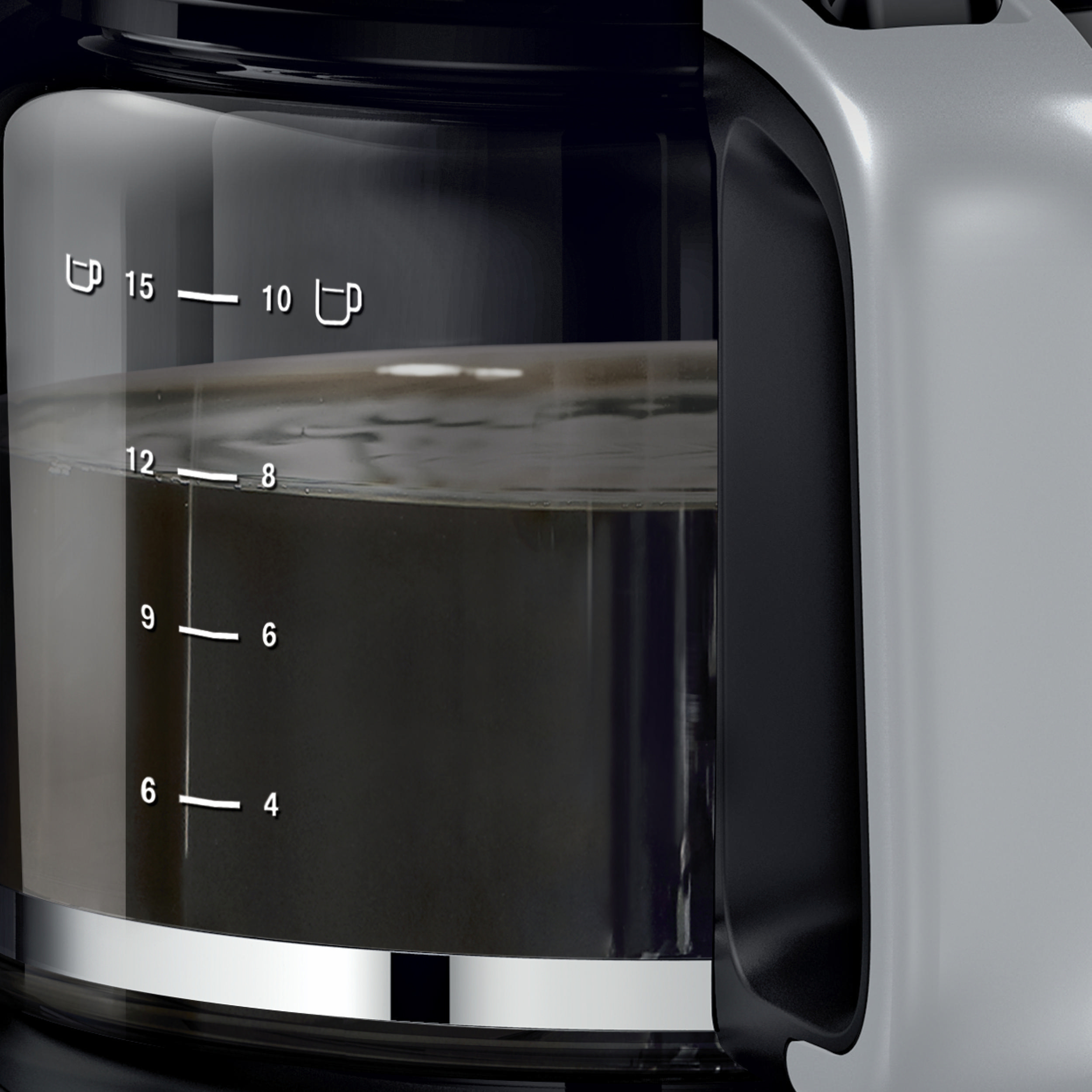 Kaffeemaschine mit Wasserstandsanzeige, zeigt Wasser im Inneren. Schwarzes und silbernes Design.