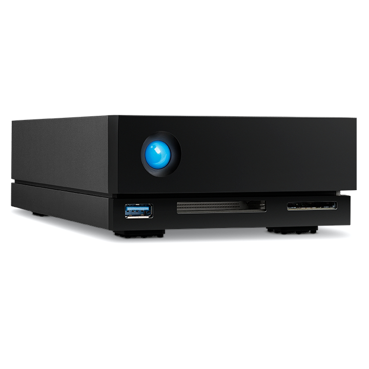 Schwarze externe Festplatte mit blauem Licht. Enthält USB- und SD-Karten-Anschlüsse.