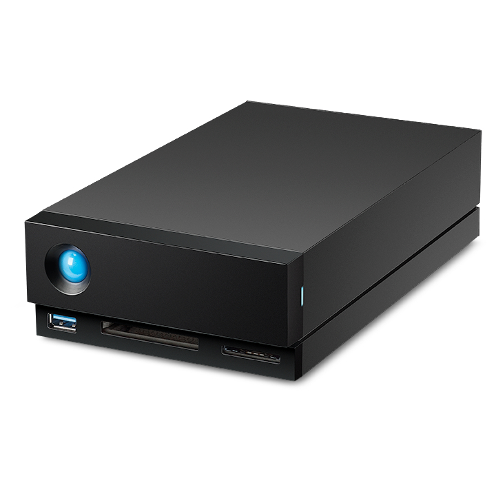 Schwarze externe Festplatte von LaCie. Blaues Licht vorne. USB- und SD-Kartensteckplätze. Weißer Hintergrund.