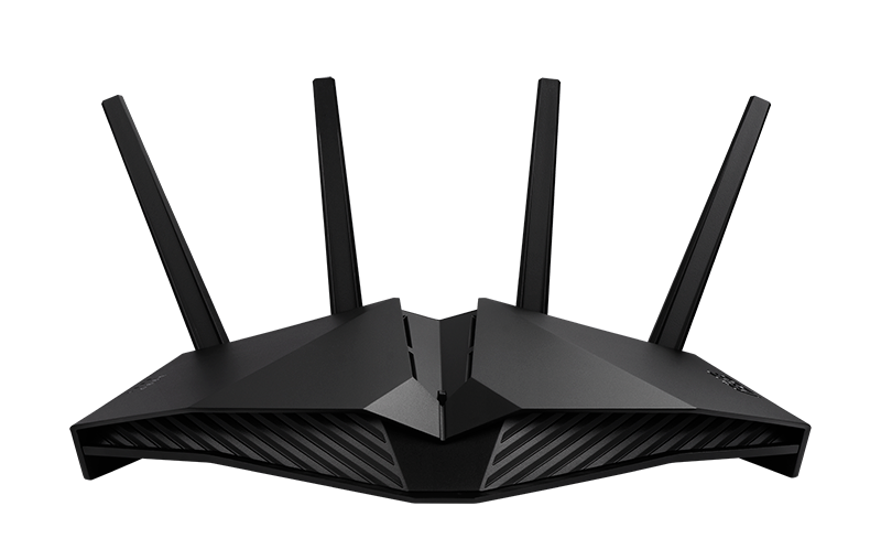 Een zwarte router met vier antennes wordt getoond tegen een zwarte achtergrond.