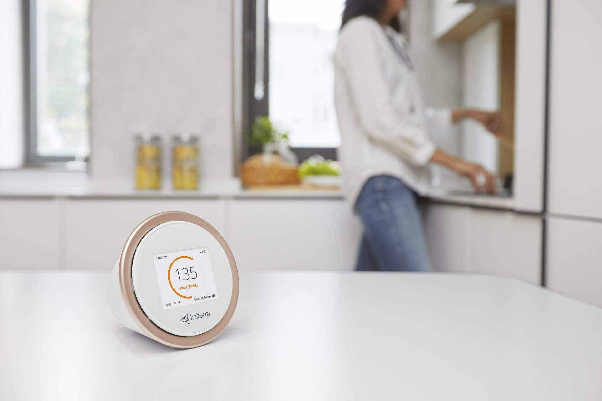 Weißer Tisch mit Smartgerät, das eine Temperatur von 135 anzeigt.