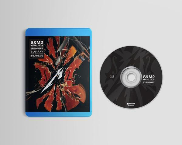 Metallicas S&M2 Blu-ray-Disc und Hülle. Schwarze Disc mit Bandlogo, blaue Hülle mit Albumcover.