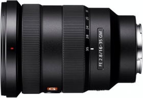 Una lente de cámara negra con marcas de distancia focal.