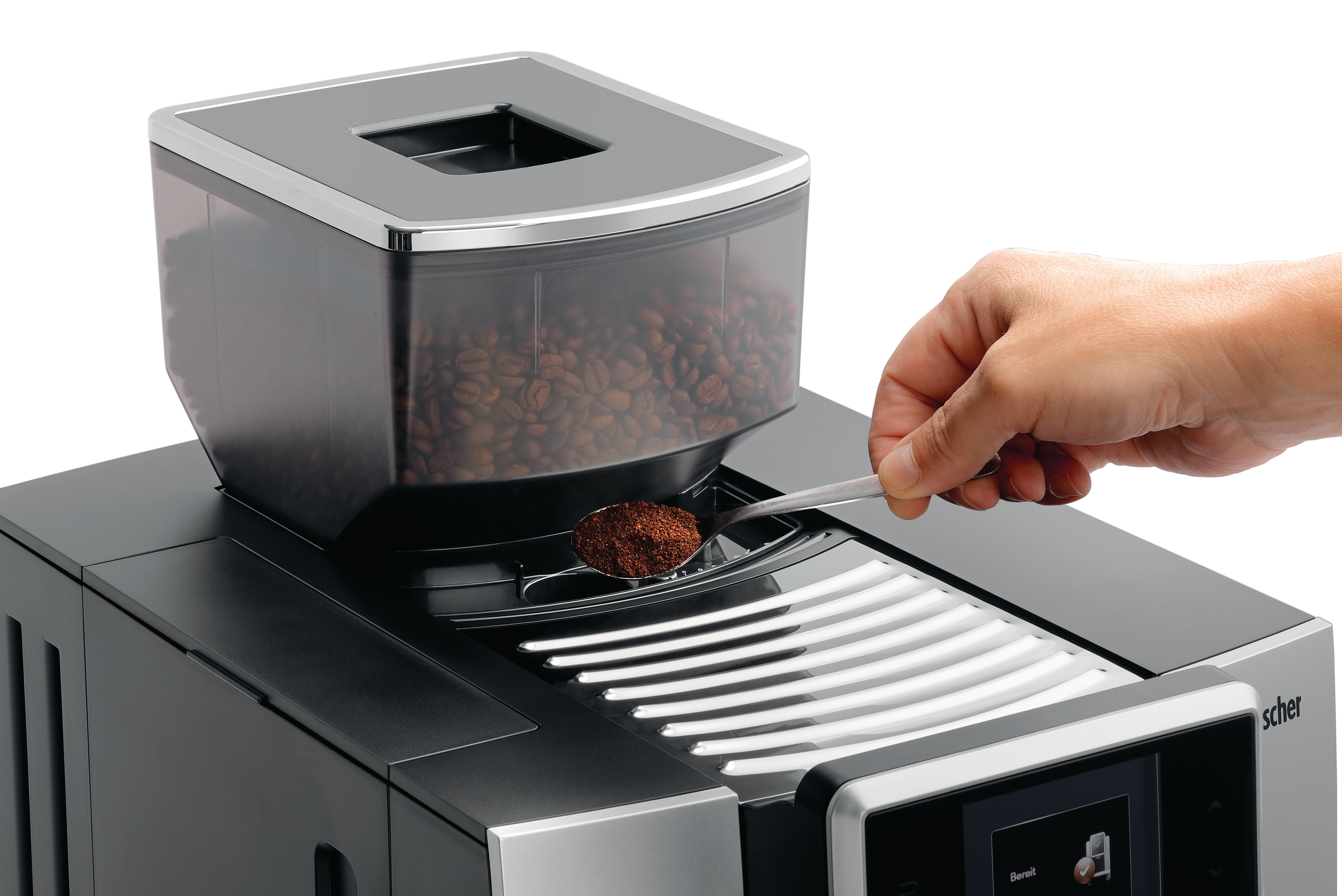 Eine Hand benutzt einen Löffel, um Kaffeepulver aus einem Vollautomaten zu entnehmen.