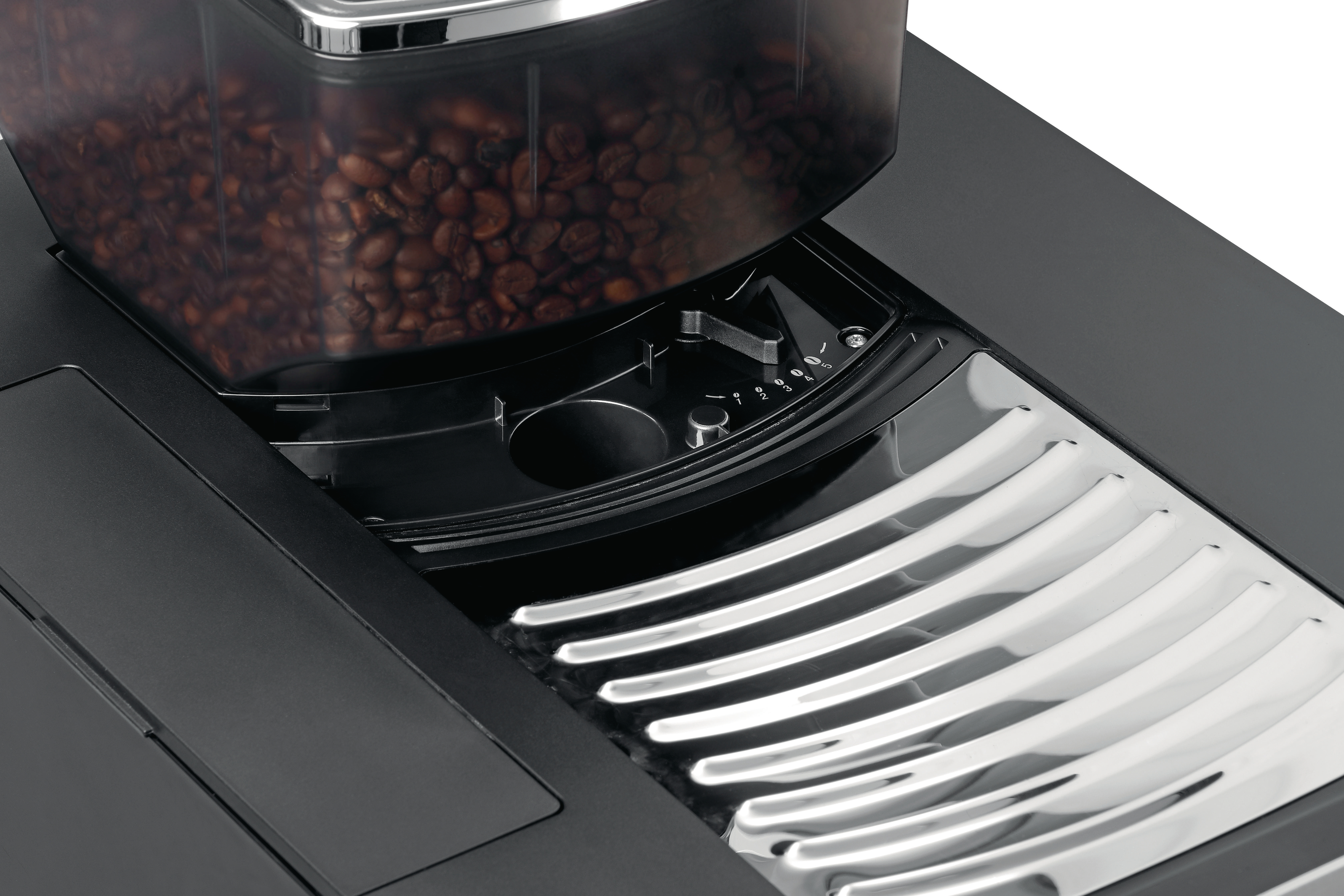 Kaffeemaschine mit Bohnenbehälter, Mahlwerkseinstellung und Abtropffläche.